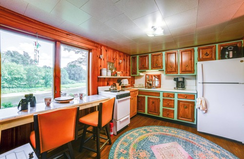 Susquehanna Cabin | Riverfront Hallstead Cabin: Kayaks & Fire Pit!
