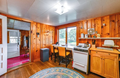 Susquehanna Cabin | Riverfront Hallstead Cabin: Kayaks & Fire Pit!