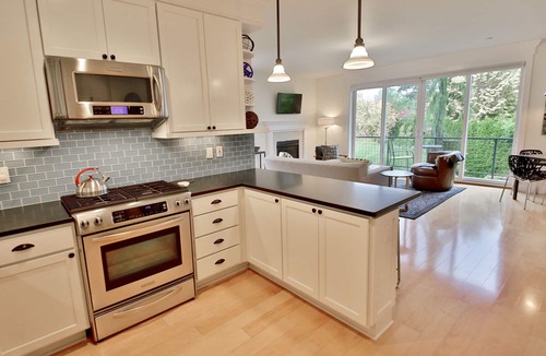 Langley Condo | Robins Nest Langley-Modern Condo In Downtown Langley