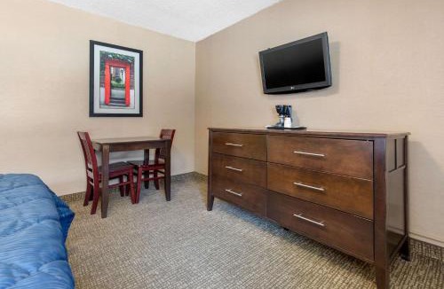 Peterson Park Hotel | Rodeway Inn Chicago North Shore - Lincolnwood