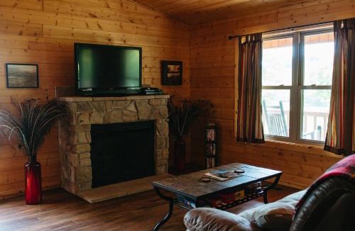 Carbondale House | Romantic Cabin w Hot Tub Near Carbondale