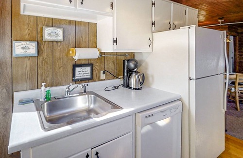 Boothbay Harbor Apartment | Romantic Crow's Nest Hideaway with Deck and Treetop Vistas – Walk to Downtown