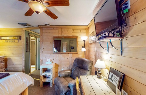 Cedaredge Cabin | Romantic studio with stellar shared amenities