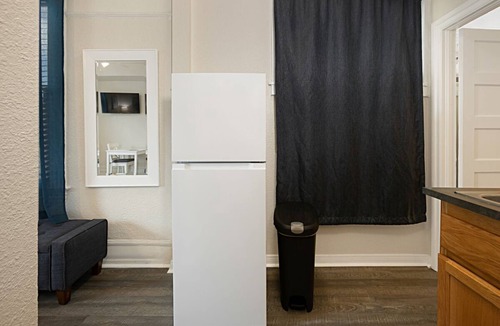 Bankers Hill House | Room 110 Corner unit! 10 foot plus ceiling. Hawthorn Historic Inn