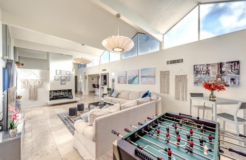 Rhodes Ranch House | Royal Palace -W/pool 5 Min to Strip & Convention