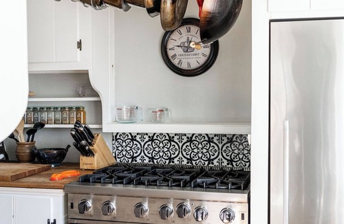 Friendship House | Rustic-Luxe Escape Near Town w/Water Access, Kayaks, Games, Fire Pit & Peloton!