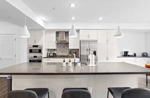Marina Peninsula Bed & Breakfast | Sapphire Loft – Stunning Two-Story Marina Escape Top-Floor Retreat