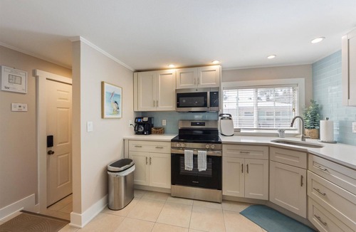 Anna Maria House | Sea Spray 2: *Pet-friendly *Steps to the beach *Close to shops, restaurants