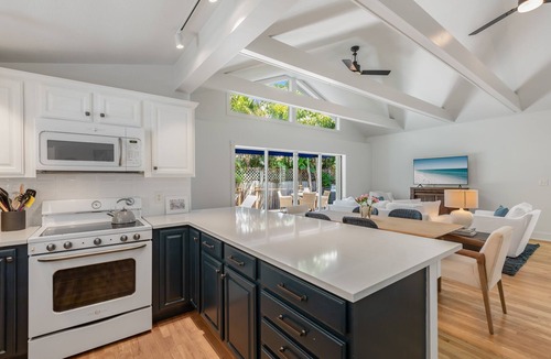 The Meadows House | SECOND WIND ~ Charming 2 Bedroom, 2 Bathroom Home w/Pool!