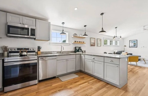 Yarmouth Apartment | Serene 2-bedroom apartment with AC in charming Yarmouth