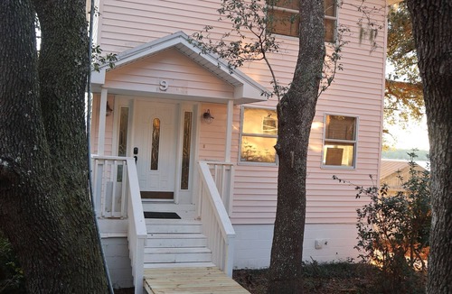 Thomas Drive House | Serene, 4-bedroom Lakefront Escape - Fish Tale Cove