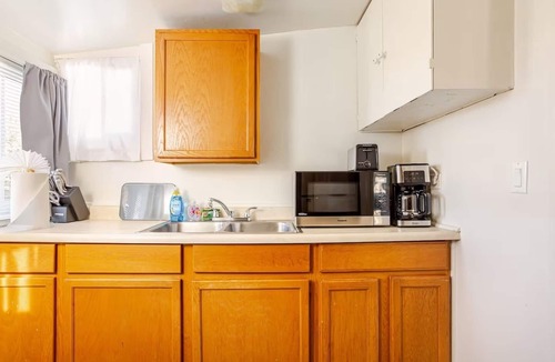 Pasadena Apartment | Simple Comfort - Metro Station - Work Desk