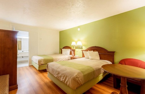 Edgewood Hotel | Simple Room w/Easy I-95 Access for Quick Stopovers