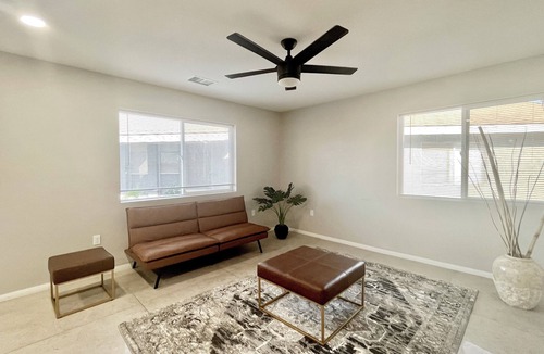Chinatown Cottage | Single story Casita, 2 car parking, 5 min to strip