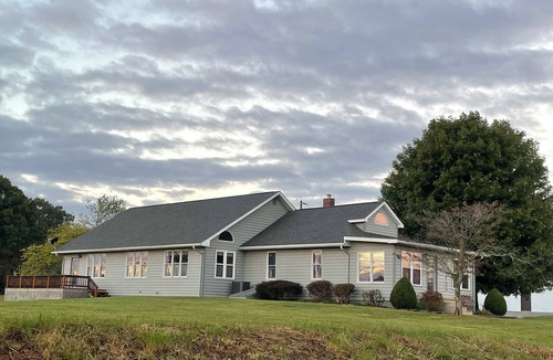 Cobden House | Sip & Stay at StarView Vineyards