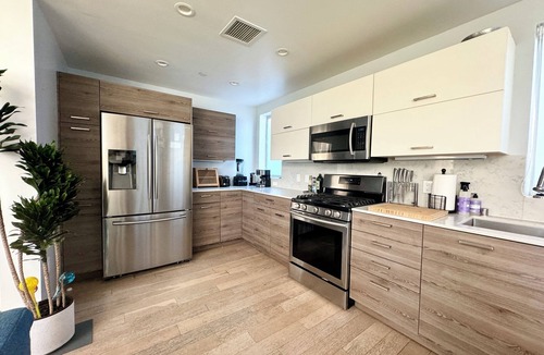 Mid-Wilshire House | Skydeck MidWilshire Modern Townhome with Garage, Rooftop Patio, and Loft Office