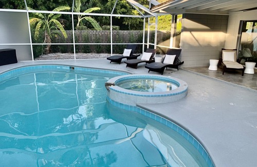 Bradenton House | Sleek Mid-Century Modern House Close To Beach