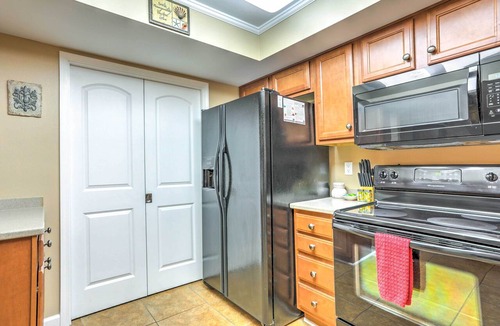 Pensacola Beach Condo | Sleek Pensacola Beach Condo: Patio, Walk to Beach