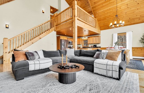 Sunday River Area Ski Chalet | Sleeps 16+ Hot Tub with Mountain View - 3Min to Sunday River Ski - Game Room