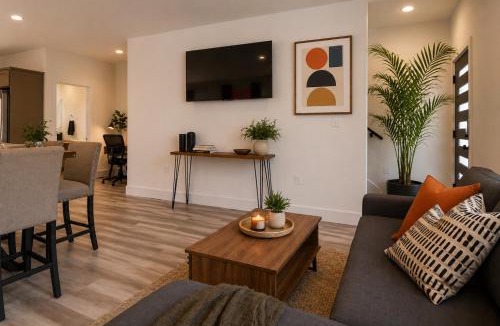 Wilshire House | Sophisticated Getaway Hollywood & DTLA