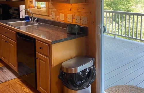 Blairsville Cabin | Southern Oak 2 Bedroom Cabin - Pet Friendly! by RedAwning