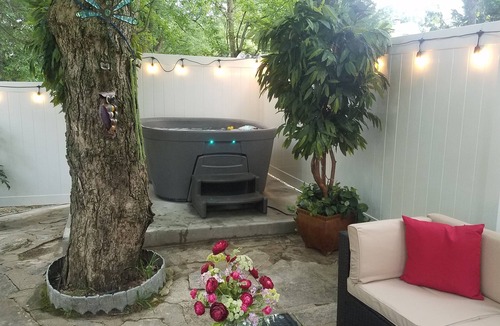 Anna House | Spacious 2 BR, 1 1/2 baths, hot tub, pool table, outside room, full kitchen