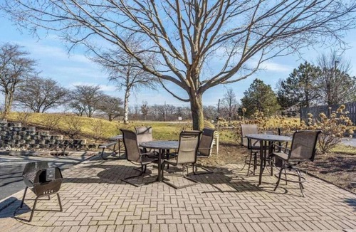 Vernon Hills Apartment | Spacious 2 Queen Beds,Nsmk|Kitchen|Studio 6 Vernon Hills