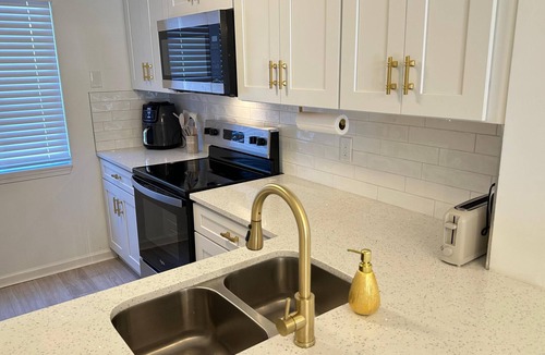 Southside House | Spacious 2BR Townhome with Private Baths