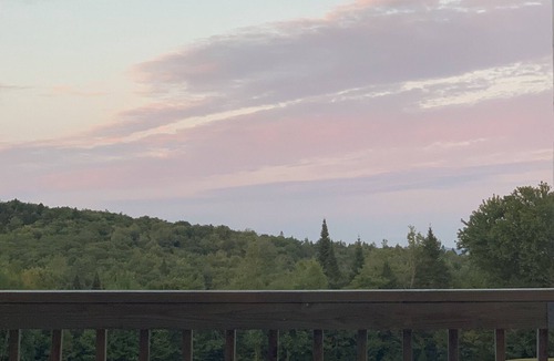 Pittsburg House | Spacious 3-Level Cabin Retreat-Sleeps 10, Wrap Around Deck, Peaceful and Private