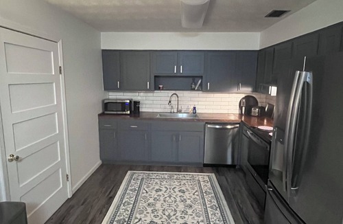 Avondale House | Spacious 3bdrm Avondale home; big private yard & walk to 3 shopping/eating areas