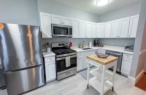 Aspinwall Hill Apartment | Spacious 3Bed, 2Bath, Near Hospitals & Transports
