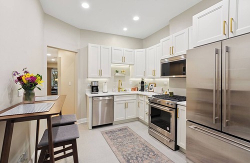 Uptown Apartment | Spacious 4-bedroom apartment with WiFi, AC in brilliant Chicago