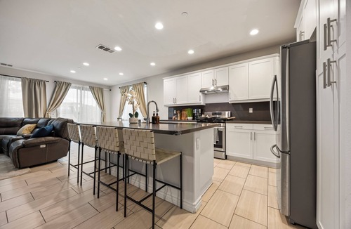 Ontario House | Spacious 4BE3BA house with Pool & Jacuzzi Ideal for extended stay