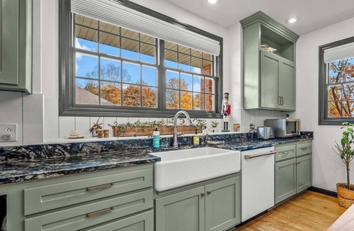 Springfield House | Spacious 5-bedroom house with WiFi, AC in tranquil Springfield