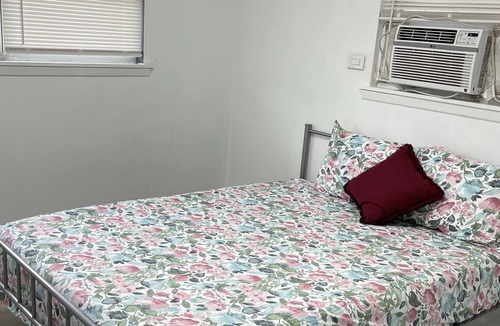 Pensacola Heights House | Spacious 6 bd/3bth house accommodate 15 pp