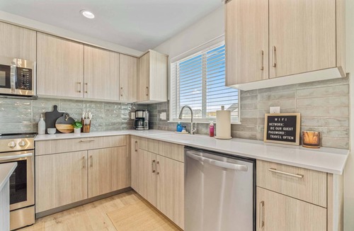 Nampa House | Spacious 6BR Sleeps 22 with Playground, Basketball