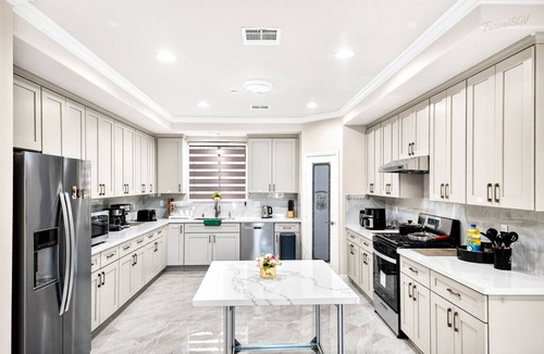 Bassett House | Spacious 6BR Stay + Parking + Near DTLA #TravelSGV