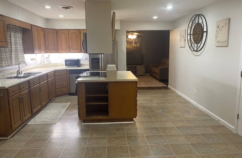 Montgomery City House | Spacious 7-bedroom farmhouse in peaceful Montgomery City with AC