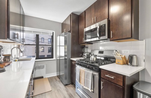 South Evanston Apartment | Spacious and Newly Renovated 1BR Next to the Beach