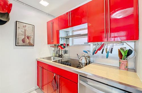 Mid Beach Apartment | Spacious beach gem Perfect for groups and couples