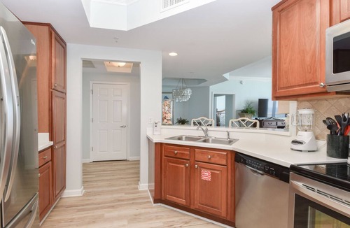 Destin Condo | Spacious beachfront condo w/nearby dining & shopping in Central Destin! 🐬🌅🌴