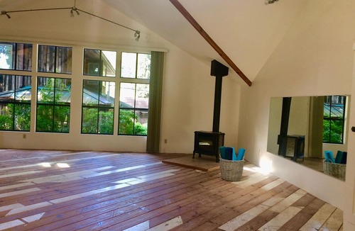 Villa Grande House | Spacious, Beautiful Russian Riverfront 3-Bd, 2ba Vintage-Modern home, sleeps 6-8