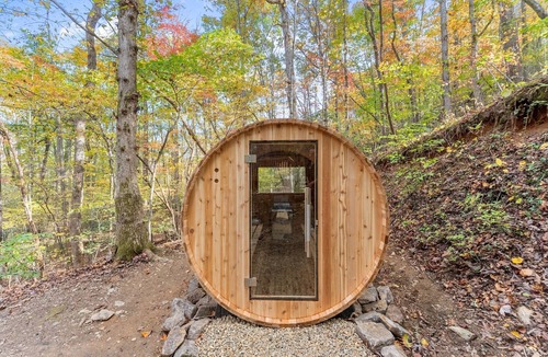 Dahlonega Cabin | Spacious Cabin RIGHT ON THE RIVER in Dahlonega I Hot Tub Sauna Fire Pit Game Rm