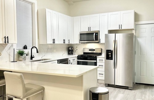 East Garfield Park Apartment | Spacious Contemporary 3bd/2ba Duplex Down in Chicago 8 Mins from Downtown 1F
