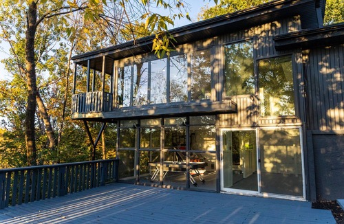Turners House | Spacious Mid-Century Cozy Home with Lake View