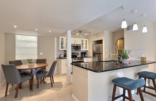 Siesta Key Condo | Spacious Renovated 1 Bedroom Siesta Key Beachside Vacation Rental Getaway