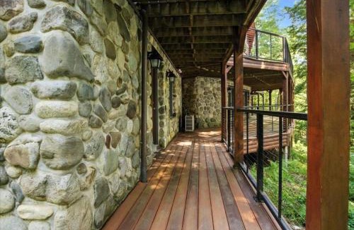 Wayne House | Spacious Waterfront Log Home on Huge Lake in Private Cove: Host Weddings