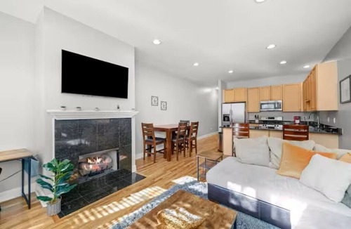 Near West Side House | Spacious West Loop Retreat UnitedCenter & Dining