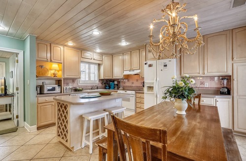 Holiday Isle Villa | SPC 12 is a 3 BR Villas that sleeps 10 on the lake