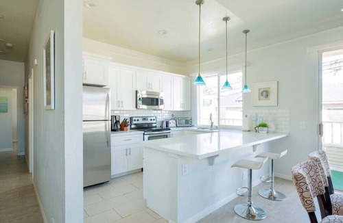 Crown Point House | SPECIAL! Luxury Family Townhome4, Walk to Beach, Garage, Crib